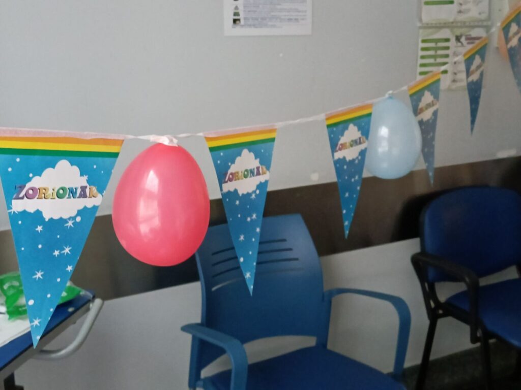 Decoración fiesta de cumpleaños, en una habitación de hospital.